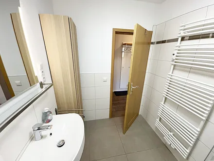 Badezimmer mit Dusche und Waschbecken