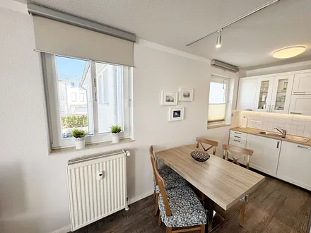 Essplatz mit Tisch und Stühlen