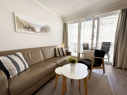 Wohnbereich mit Couch und Sessel