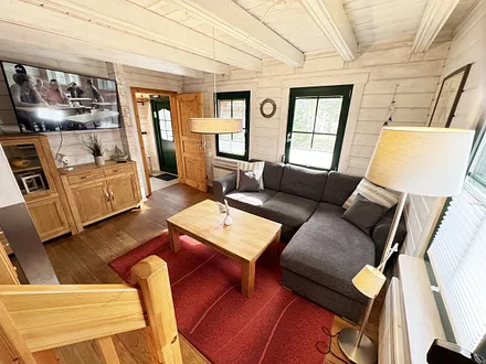 Wohnzimmer mit gemütlicher Couch