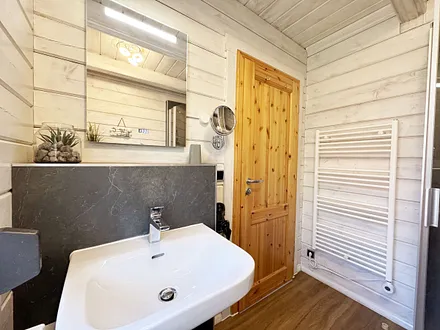 modernes Badezimmer mit Dusche, WC und Waschtisch