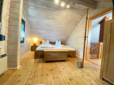 Schlafzimmer mit Doppelbett