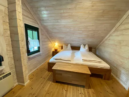 Schlafzimmer mit Kleiderschrank