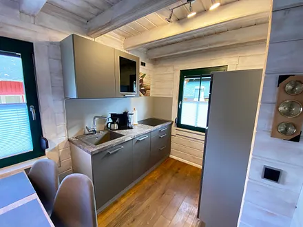 Küchenzeile mit allem was benötigt wird