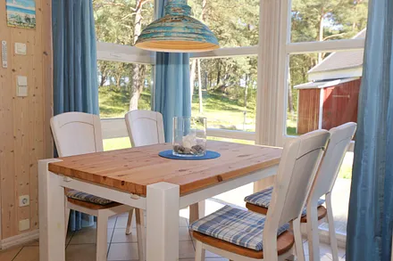 Ferienhaus Sandkörnchen - Essbereich mit Blick in den Strandpark