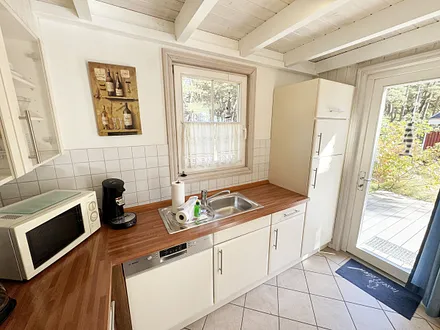 Ferienhaus Sandkörnchen - Küche mit Zugang zur Terrasse