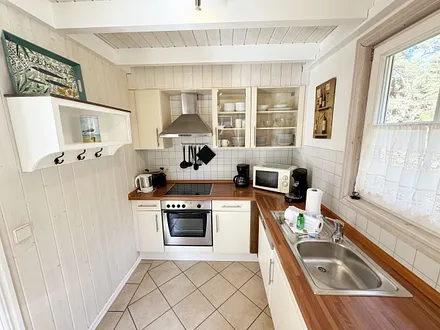 Ferienhaus Sandkörnchen - Küchenzeile mit Backofen