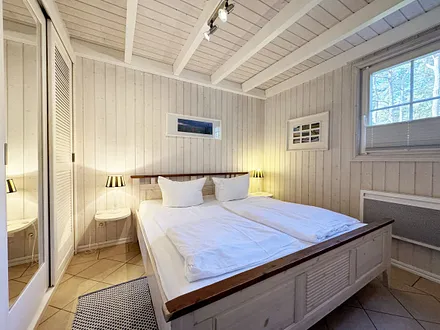 Ferienhaus Sandkörnchen - 1. Schlafzimmer mit Kleiderschrank
