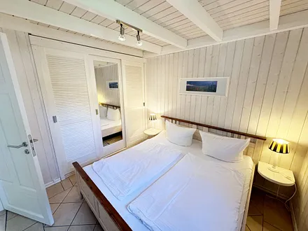Ferienhaus Sandkörnchen - 1. Schlafzimmer mit Doppelbett