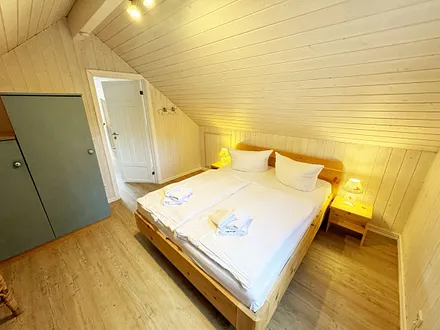 Ferienhaus Sandkörnchen - 2. Schlafzimmer mit Zugang zur offenen Galerie