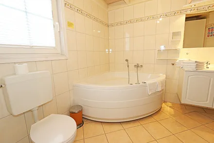 Bad mit Dusche, Sauna und Whirpool