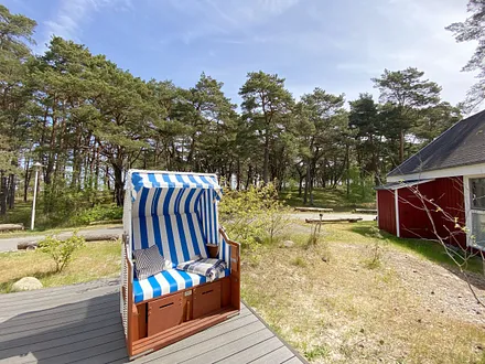 Ferienhaus Sandkörnchen - auch ein Strandkorb auf der Terrasse gehört dazu.