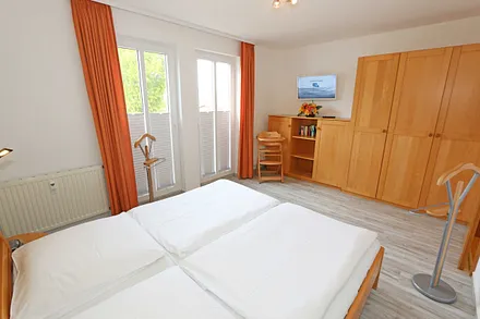 Schlafzimmer (ruhig gelegen - Richtung Nord) mit Doppelbett (1,80 m x 2,00 m) mit verstellbaren Lattenrosten, Nachttischkonsolen, Kleiderschrank und Smart-TV (nur Internet TV möglich)