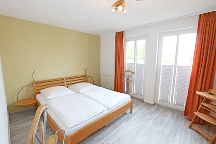 Schlafzimmer (ruhig gelegen - Richtung Nord) mit Doppelbett (1,80 m x 2,00 m) mit verstellbaren Lattenrosten, Nachttischkonsolen, Kleiderschrank und Smart-TV (nur Internet TV möglich)
