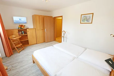 Schlafzimmer (ruhig gelegen - Richtung Nord) mit Doppelbett (1,80 m x 2,00 m) mit verstellbaren Lattenrosten, Nachttischkonsolen, Kleiderschrank und Smart-TV (nur Internet TV möglich)