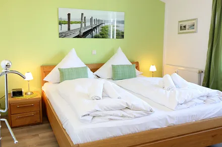 Schlafzimmer mit Doppelbett