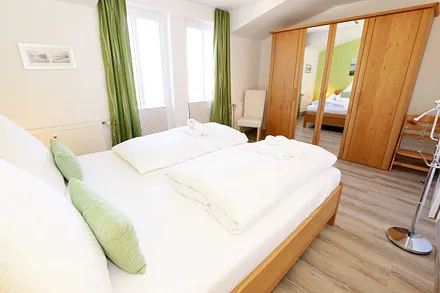 geräumiges Schlafzimmer