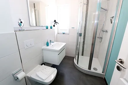 Tageslicht Bad mit flachem Duscheinstieg