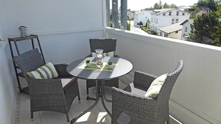 bestuhlter überdachter Balkon