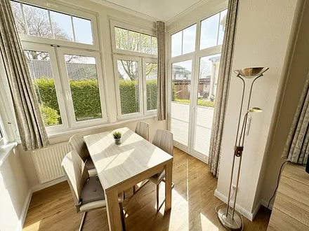 Essplatz in freundlich heller vollverglaster Veranda