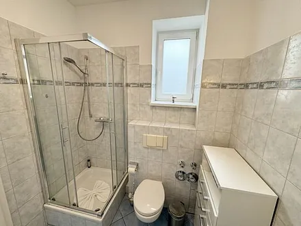 Badezimmer mit Dusche, Waschplatz, WC und Fön