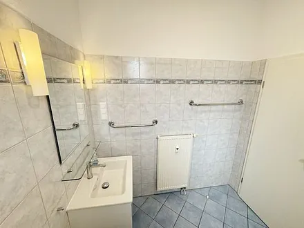 Badezimmer mit Dusche, Waschplatz, WC und Fön