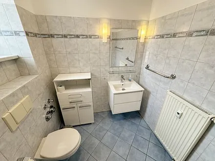 Badezimmer mit Dusche, Waschplatz, WC und Fön