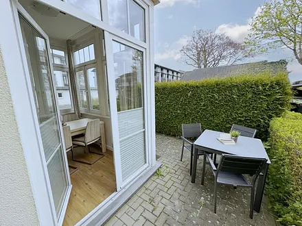 möblierte Terrasse - erreichbar vom Wohn-/Essbereich, durch eine Hecke geschützt und ruhig zum Hof gelegen