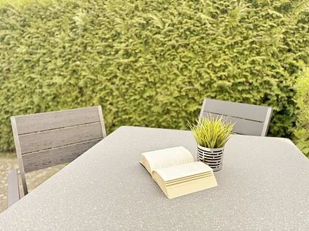 möblierte Terrasse - erreichbar vom Wohn-/Essbereich, durch eine Hecke geschützt und ruhig zum Hof gelegen