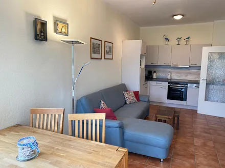 offener Wohnbereich mit Sofa, Sessel, Couchtisch, Sideboard, Leselampe, Smart-TV, DVD-Player sowie Mini-Stereo-Anlage mit USB-Anschluss und DAB-Radio