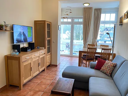 offener Wohnbereich mit Sofa, Sessel, Couchtisch, Sideboard, Leselampe, Smart-TV, DVD-Player sowie Mini-Stereo-Anlage mit USB-Anschluss und DAB-Radio