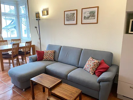 offener Wohnbereich mit Sofa, Sessel, Couchtisch, Sideboard, Leselampe, Smart-TV, DVD-Player sowie Mini-Stereo-Anlage mit USB-Anschluss und DAB-Radio