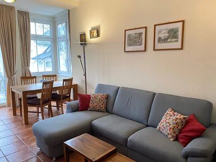 offener Wohnbereich mit Sofa, Sessel, Couchtisch, Sideboard, Leselampe, Smart-TV, DVD-Player sowie Mini-Stereo-Anlage mit USB-Anschluss und DAB-Radio