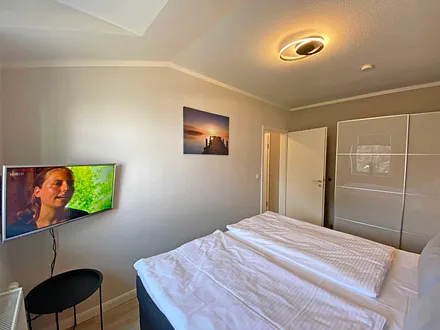 1. Schlafzimmer mit TV
