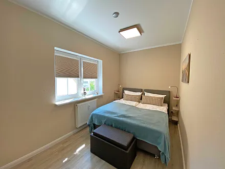 Schlafzimmer mit Boxspringbett, durchgehender Matratze (1,60 m x 2,00 m) sowie ein Kleiderschrank