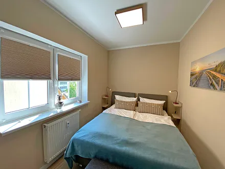 Schlafzimmer mit Boxspringbett, durchgehender Matratze (1,60 m x 2,00 m) sowie ein Kleiderschrank