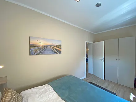 Schlafzimmer mit Boxspringbett, durchgehender Matratze (1,60 m x 2,00 m) sowie ein Kleiderschrank