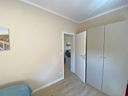 Schlafzimmer mit Boxspringbett, durchgehender Matratze (1,60 m x 2,00 m) sowie ein Kleiderschrank