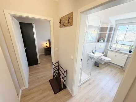 Flurbereich mit Blick ins Badezimmer