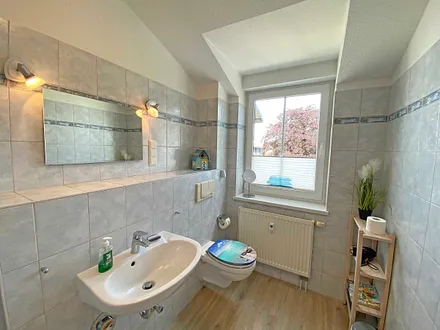 Tageslicht-Bad verfügt über eine Dusche mit flachem Einstieg, WC, Fön, Kosmetikspiegel und Waschtisch