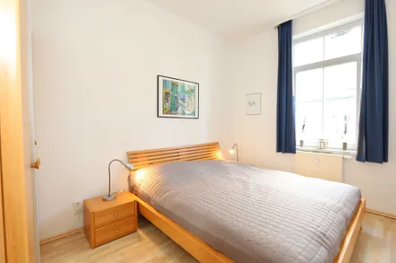 Schlafzimmer mit Doppelbett (1,80 m x 2,00 m), Nachttischkonsolen und Kleiderschrank