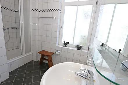 Tageslichtbad mit Dusche, Kosmetikspiegel, Fön, WC und Waschtisch