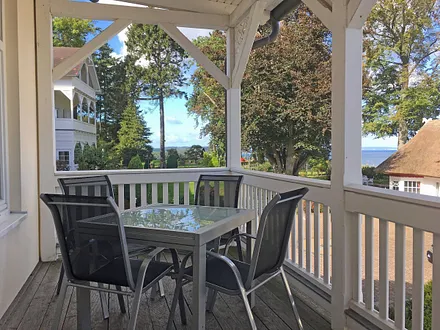 ca. 10 m² bestuhlter, überdachter Balkon