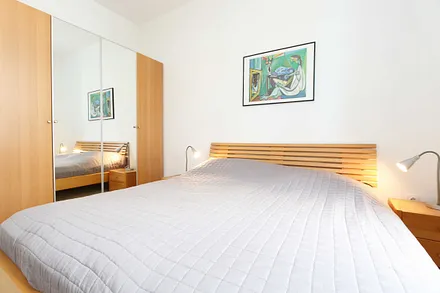 Schlafzimmer mit Doppelbett (1,80 m x 2,00 m), Nachttischkonsolen und Kleiderschrank