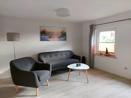 Wohnzimmer mit Garten- und Achterwasserblick