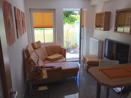 Wohnzimmer mit Blick zur Terrasse