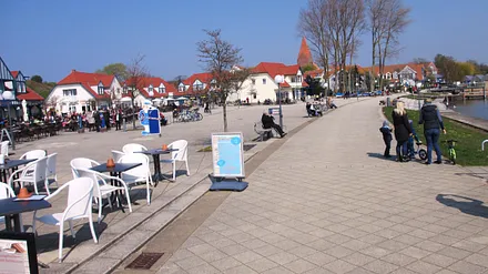 Restaurants, Cafes und kleine Shops am Haff