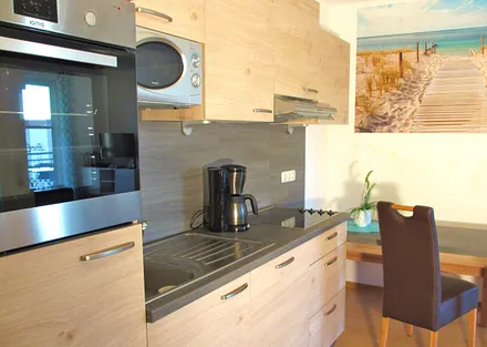 Sehr gut ausgestattete Küchenzeile mit Essecke