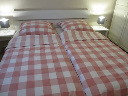 Schlafzimmer mit großem Schrank