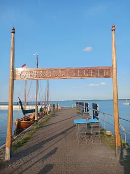 Zeesboot fahren am Hafen Dierhagen